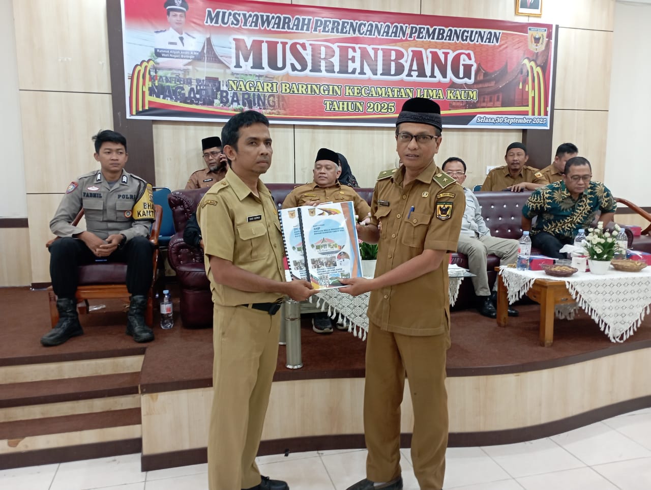 Wali Nagari Baringin R. Dt. Peto Kayo serahkan hasil Musrenbang pada instansi pemerintah daerah Tanahdatar